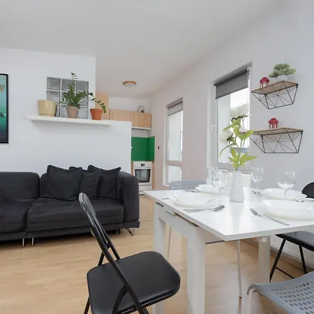 Rodzinne Studio Dla 4 Osob W Centrum Warszawy By Renters Apartment