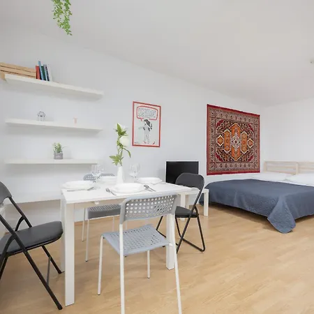 Lejlighed Rodzinne Studio Dla 4 Osob W Centrum Warszawy By Renters Warszawa
