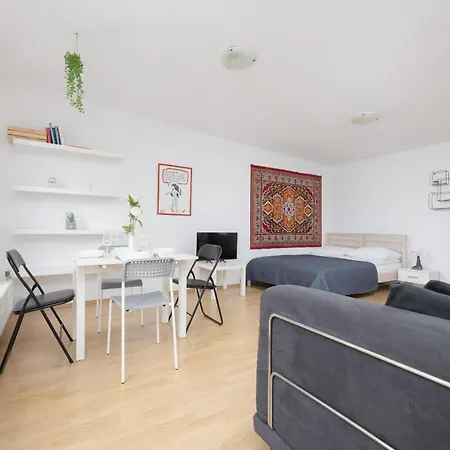 Rodzinne Studio Dla 4 Osob W Centrum Warszawy By Renters * ワルシャワ
